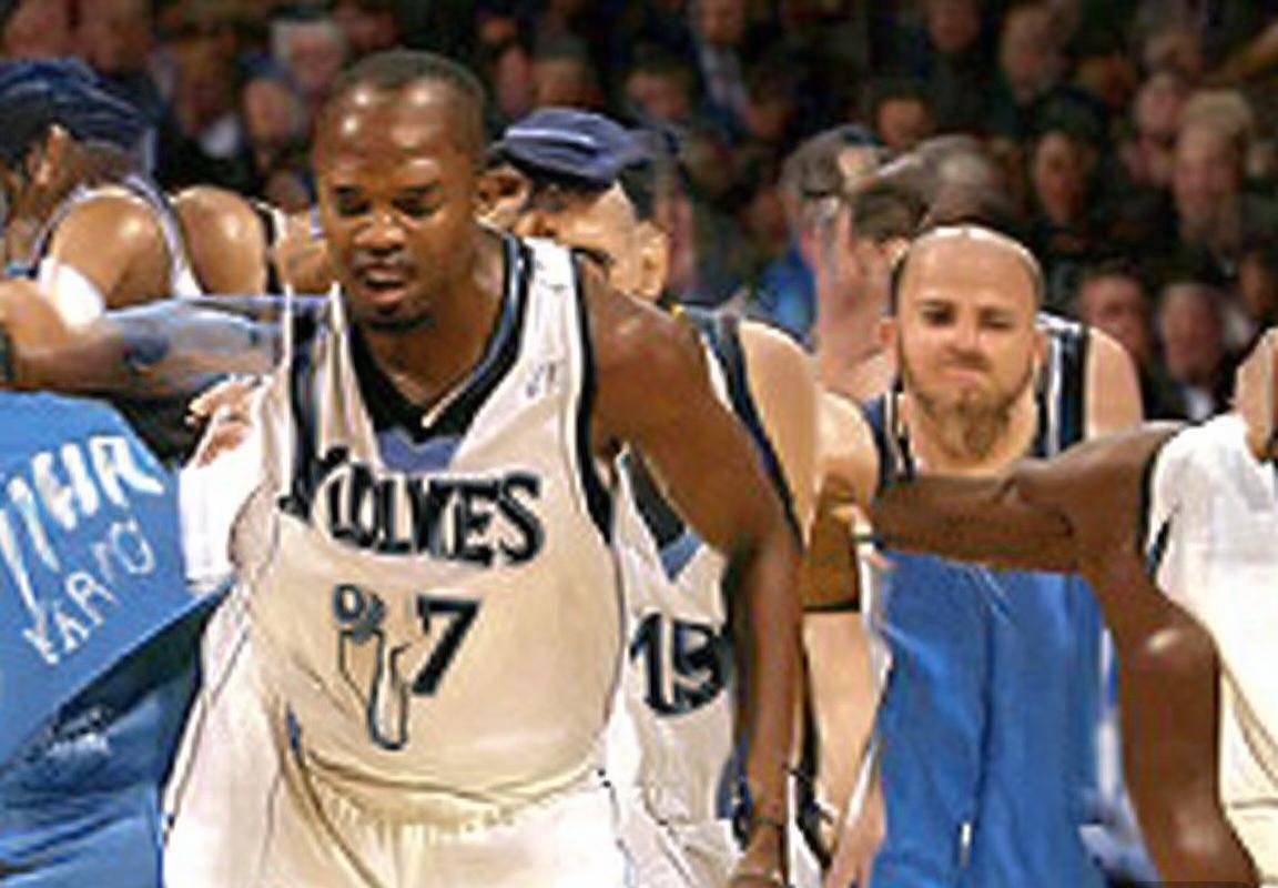 雄鹿队不敌明尼苏达森林狼，安东尼·爱德华兹率队逆转，鲁迪·戈贝尔篮板破9000里程碑