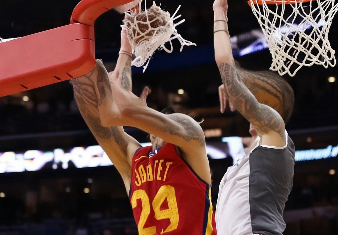 雄鹿队不敌明尼苏达森林狼，安东尼·爱德华兹率队逆转，鲁迪·戈贝尔篮板破9000里程碑